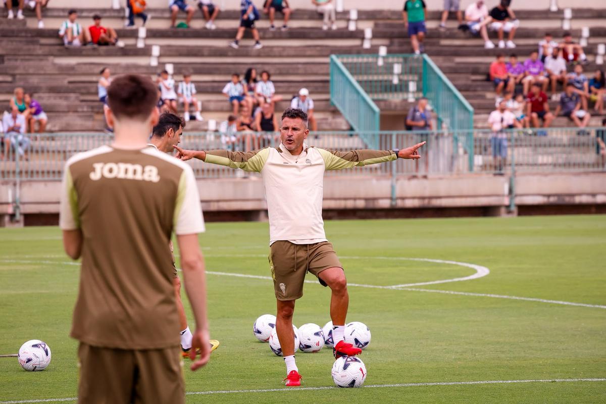 Cientos de aficionados asisten al tercer entrenamiento del Córdoba CF