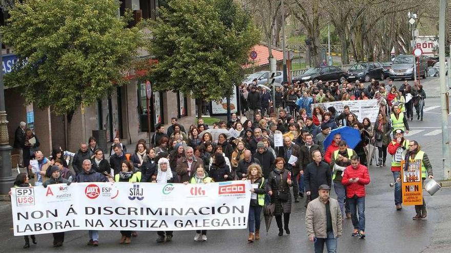 Funcionarios de Xustiza, ayer, en una manifestación en Ourense.