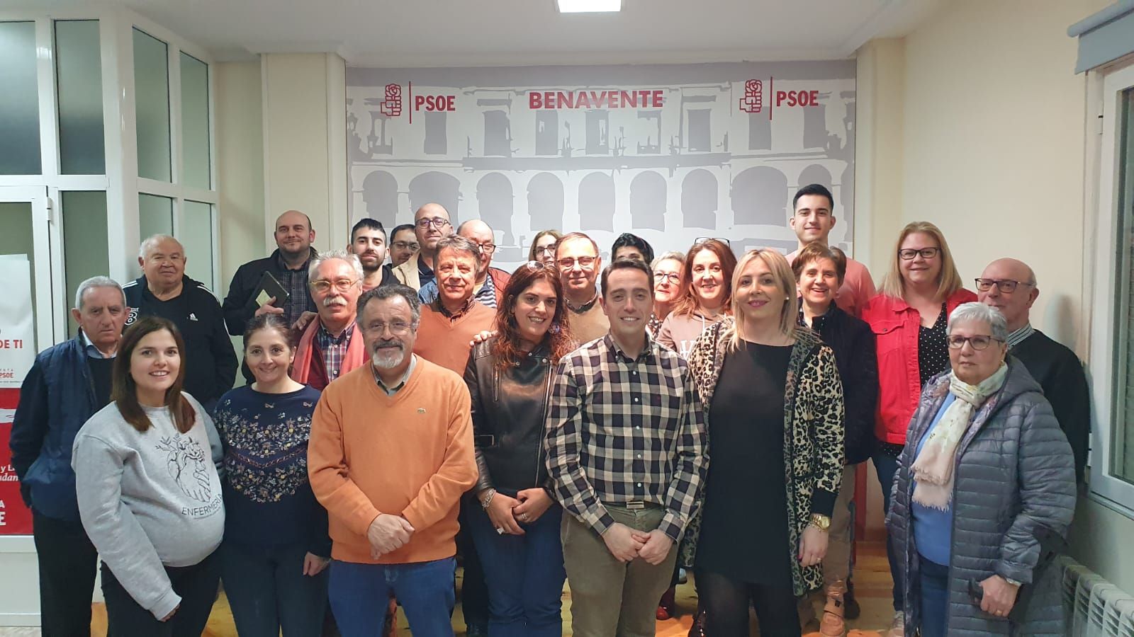 Foto de familia en la sede del PSOE tras la elección de Luciano Huerga candidato a la Alcaldía de Benavente por tercera vez.