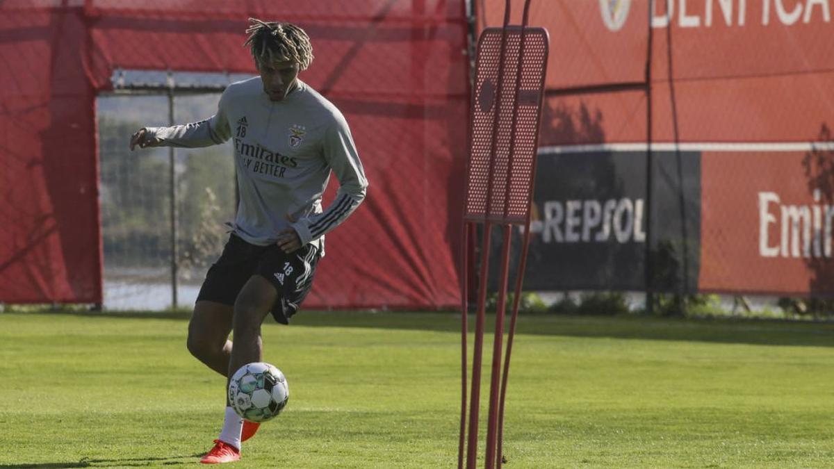 Todibo, en un entrenamiento con el Benfica