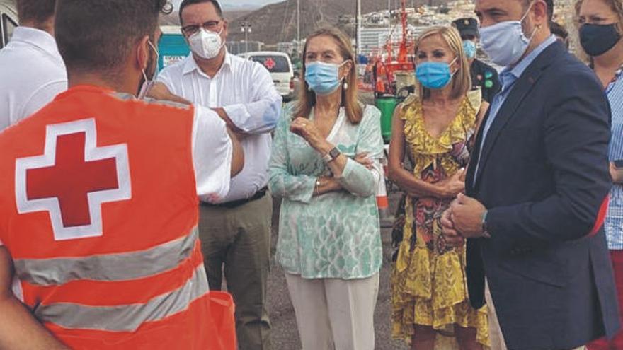 Ana Pastor, en el muelle de Arguineguín junto a Poli Suárez, Australia Navarro, Guillermo Mariscal y Auxiliadora Pérez.