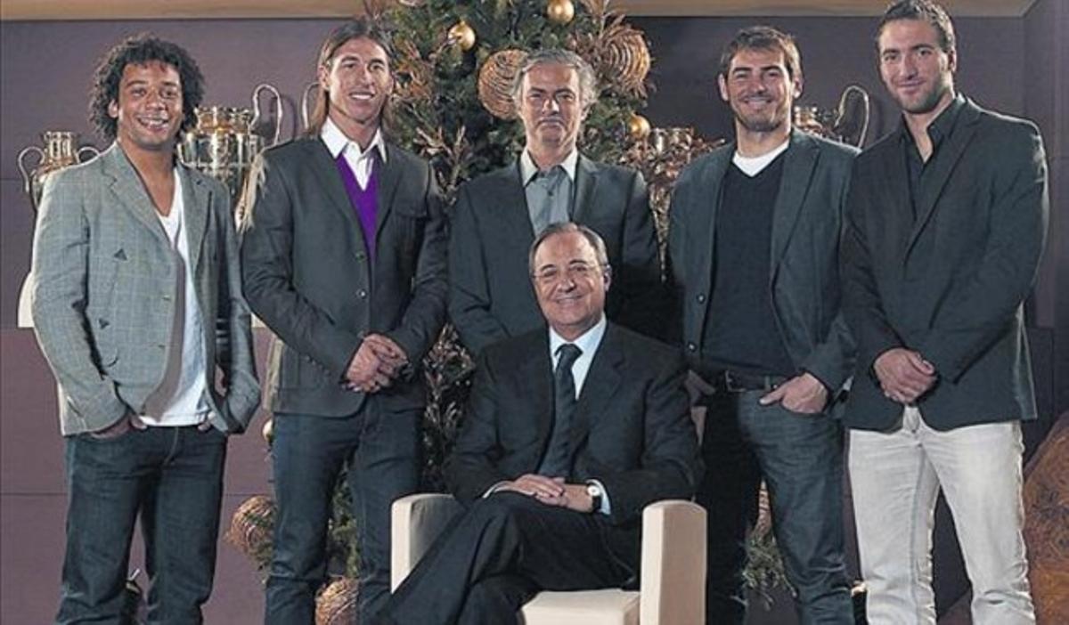 SOMRIURES ABANS DE CREUAR-SE 3 Marcelo, Ramos, Mourinho, Casillas i Higuaín (drets) i Florentino van desitjar bones festes als seguidors. SOMRIURES ABANS DE CREUAR-SE 3 Marcelo, Ramos, Mourinho, Casillas i Higuaín (drets) i Florentino van desitjar bones festes als seguidors.