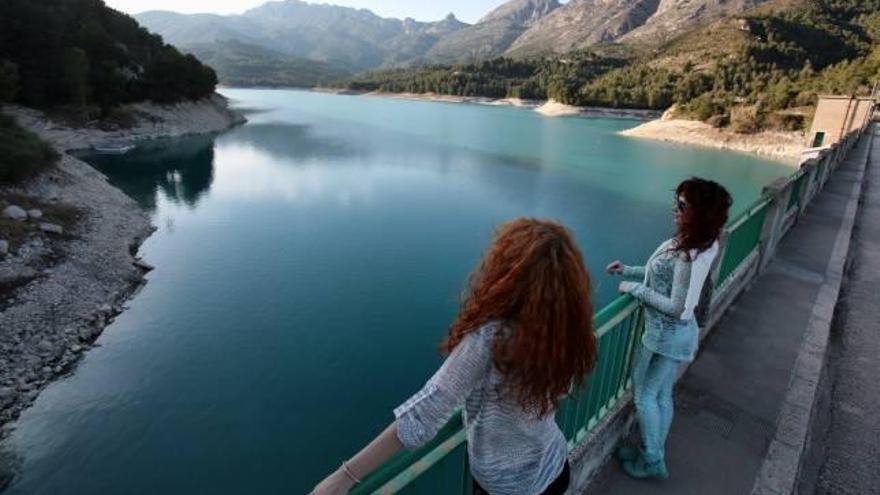 Las presas de Guadalest y Amadorio vierten al mar el agua que gasta Benidorm en un año