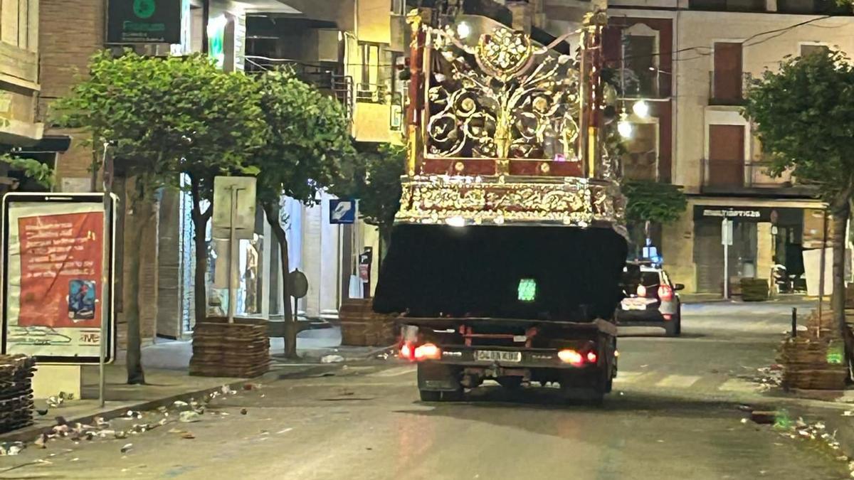 El trono de La Sentencia, este Martes Santo, trasladado en una grúa sin poder terminar el recorrido
