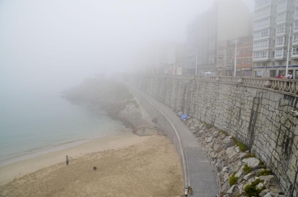 A Coruña, cubierta por la niebla