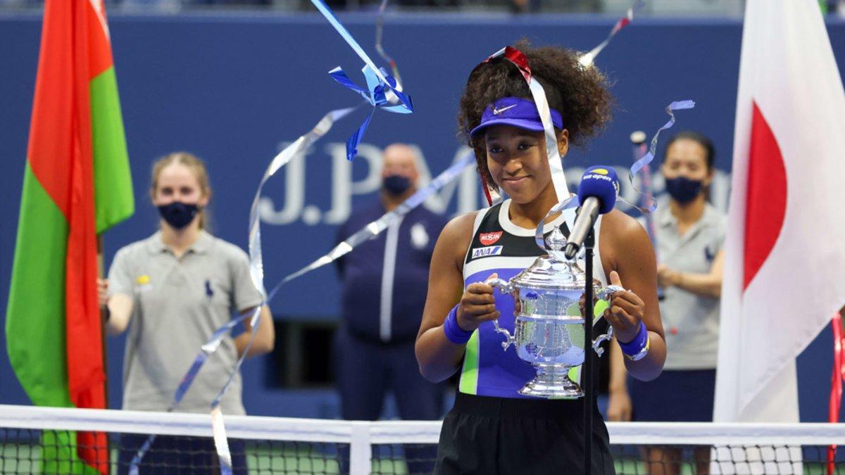 Una Osaka sonriente con el trofeo de ganadora del US Open