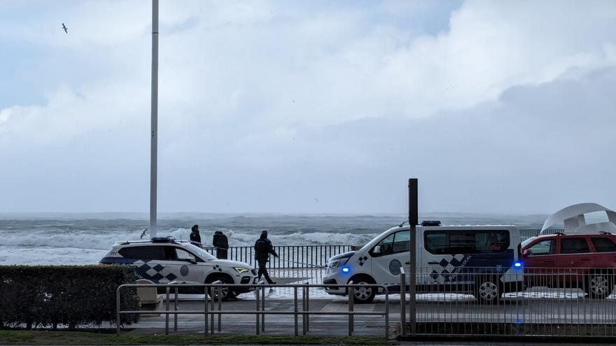 Alerta roja en el litoral coruñés por olas de hasta nueve metros