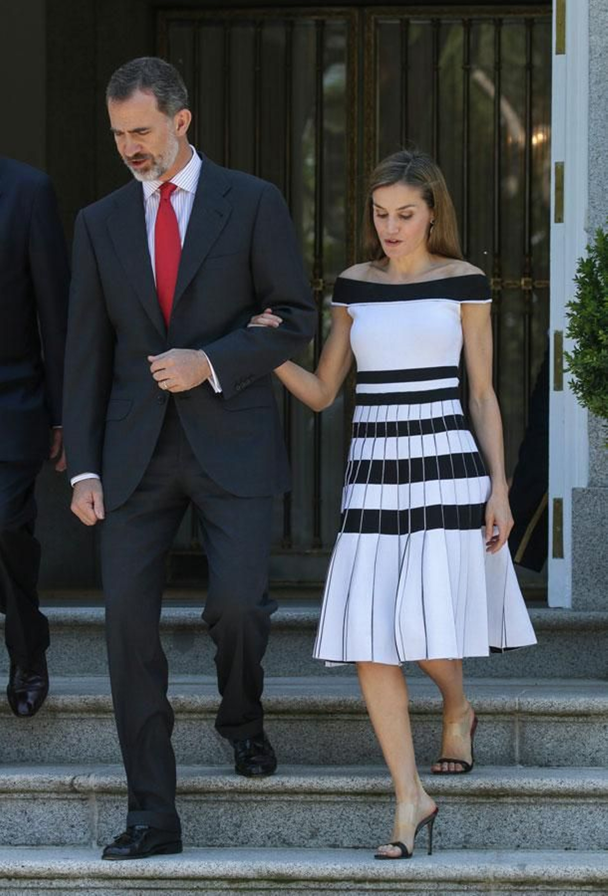 Letizia Ortiz de Carolina Herrera y escote barco junto a Felipe VI