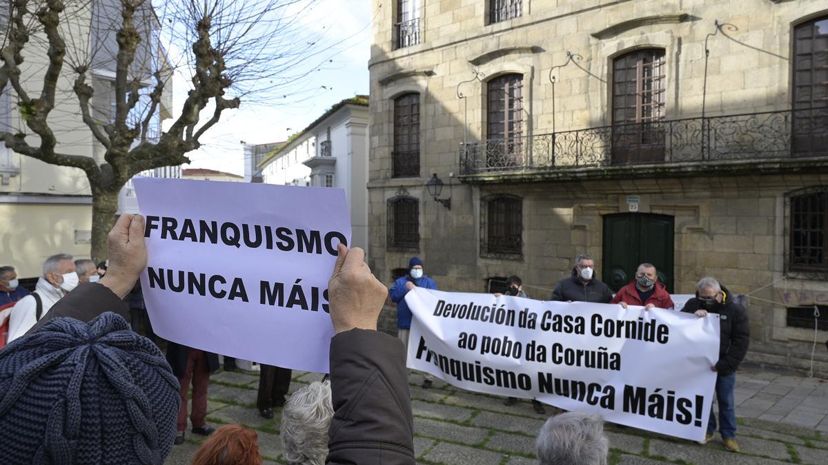 Un hombre lleva un cártel en el que se lee, &#039;Franquismo nunca más&#039;, junto a varias personas que se concentran frente a la Casa Cornide bajo el lema &#039;A Casa Cornide é da Coruña. Devolución, xa&#039;.