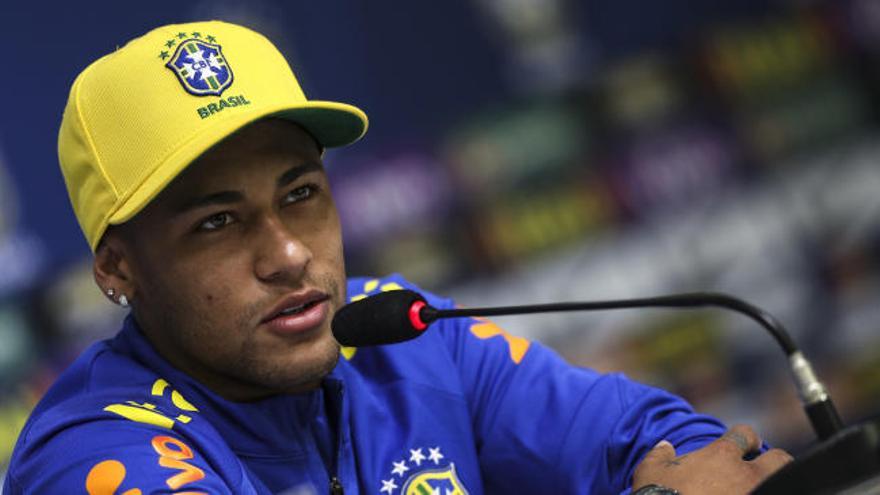 Neymar se defiende de las críticas por salir de noche