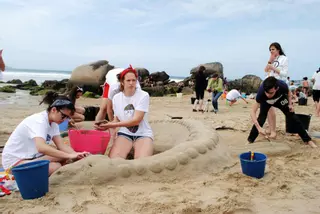 2016: Cientos de alumnos convierten la playa de A Lanzada en un gran parque jurásico