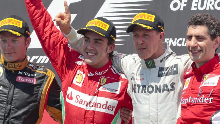 Schumacher, en su último podio en la Fórmula 1, en Valencia en 2012 junto al ganador Alonso y al segundo, Raikkonen.