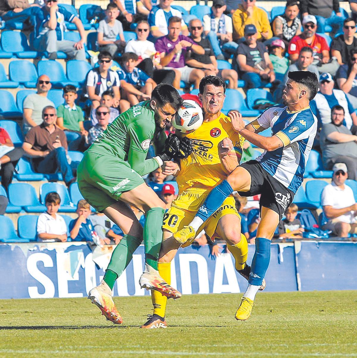 Bigas se topa con su portero Batalla en el intento imposible de remate de Álvaro Hernáiz.