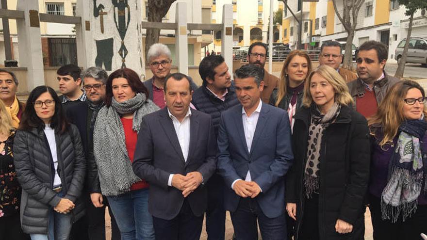 Bernal, con algunos de los candidatos del PSOE.