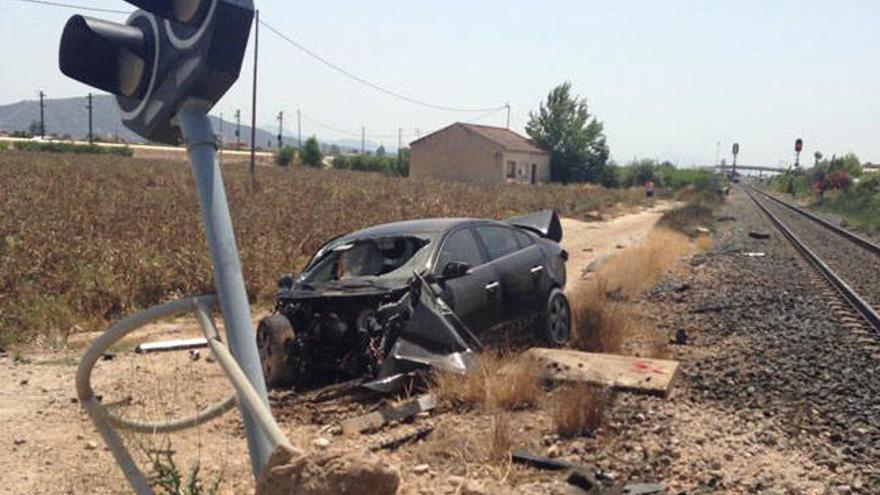 Un tren arrolla a un coche y la conductora sufre heridas leves