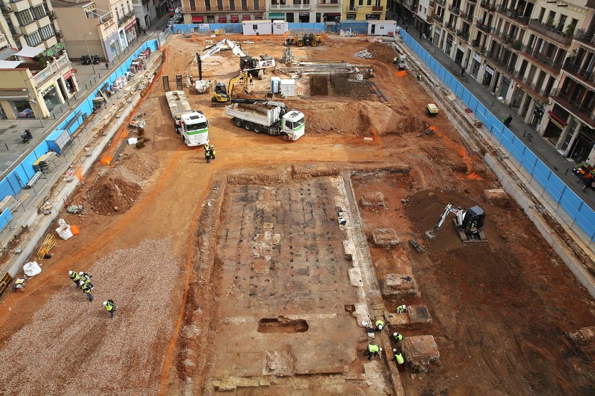 La excavación en el Mercat de lAbaceria deja al descubierto los primeros restos de la fábrica Puigmartí. Está previsto que la excavación arqueológica finalice a principios de abril