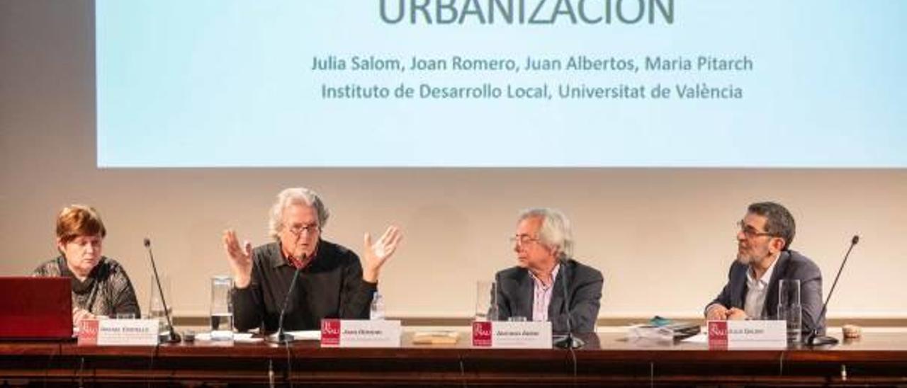 Julia Salom, Joan Romero, el vicerrector Antonio Ariño y Rafael Castelló, ayer, en el primero de los debates sobre el estudio.