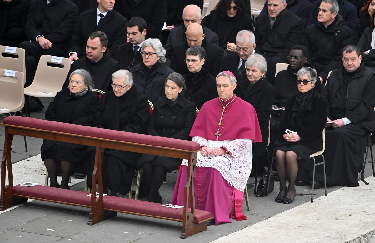 Vatican City (Vatican City State (holy See)), 05/01/2023.- Archbishop Georg Gaenswein (R, front row) attends the funeral ceremony of Pope Emeritus Benedict XVI (Joseph Ratzinger) in Saint Peter’s Square, Vatican City, 05 January 2023. Former Pope Benedict XVI died on 31 December 2022 at his Vatican residence, at the age 95. (Papa) EFE/EPA/ETTORE FERRARI