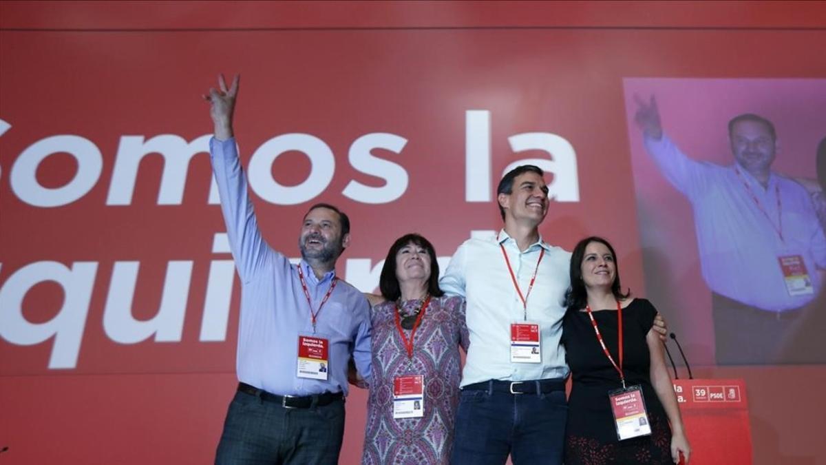 Pedro Sánchez, junto a sus principales colaboradores, este sábado en el congreso del PSOE.