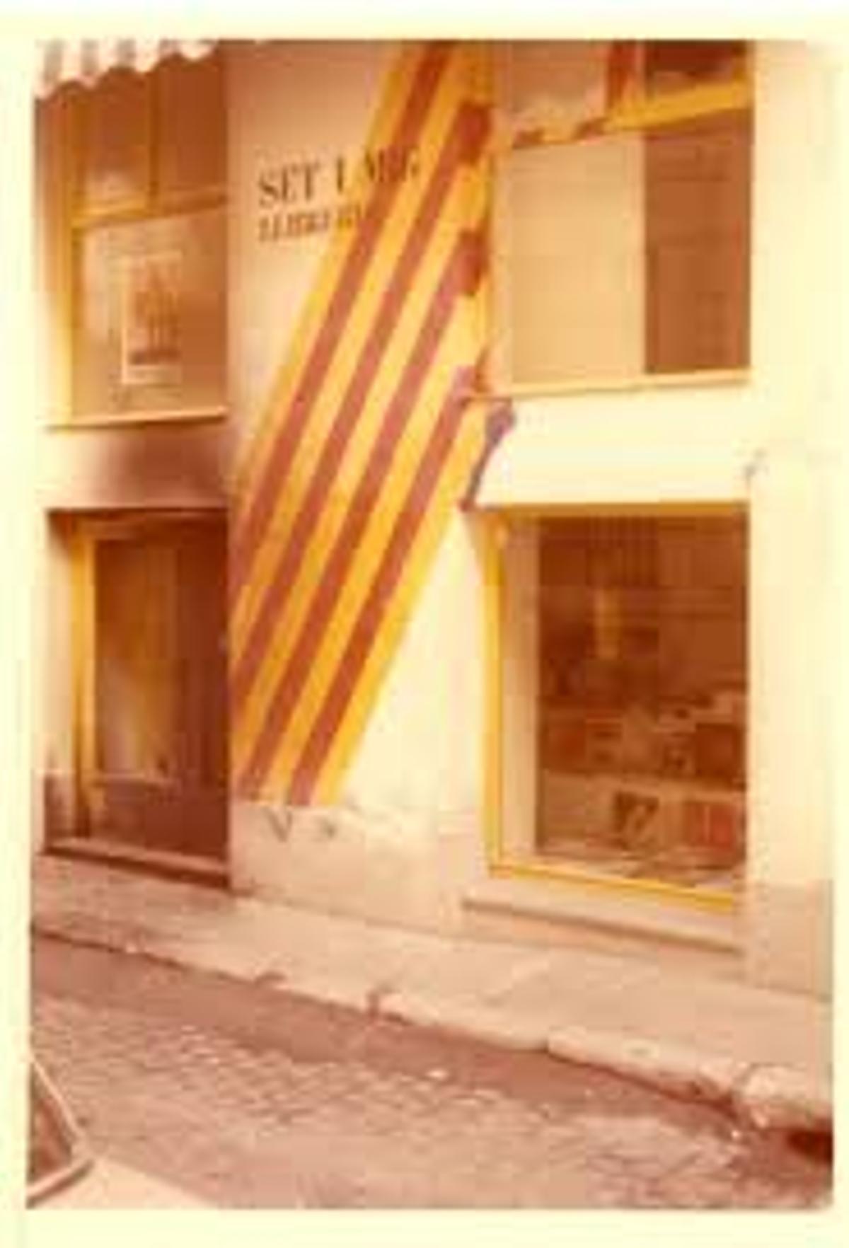 Fachada de la librería Set i mig en una imagen de archivo