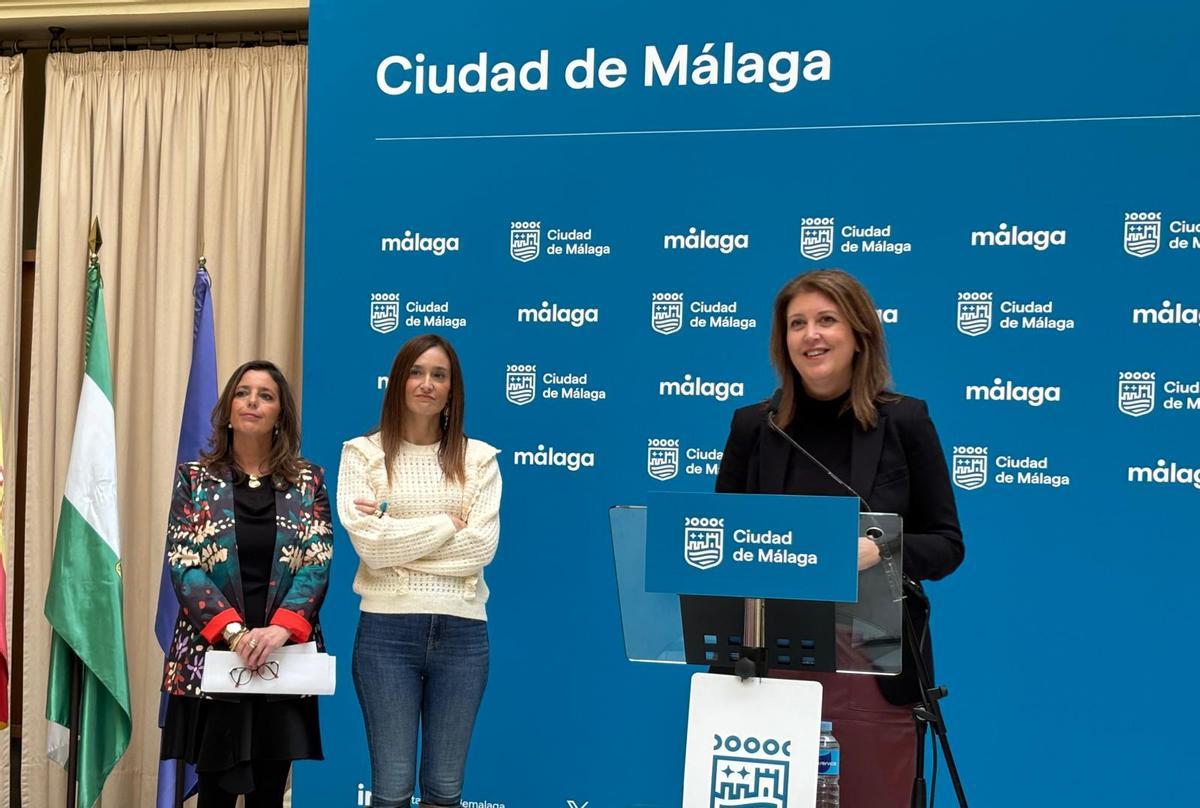 Mar Torres, Elisa Pérez y Carmen Casero, en la rueda de prensa posterior a la Junta de Gobierno Local del Ayuntamiento de Málaga.