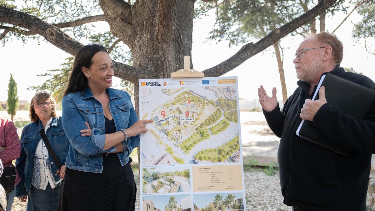 Carmen Susín escucha las explicaciones del arquitecto Emilio Faci, esta tarde en una zona cercana al solar donde se ubicará el complejo