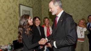 Los reyes recrean veinte años después su primer saludo en público.