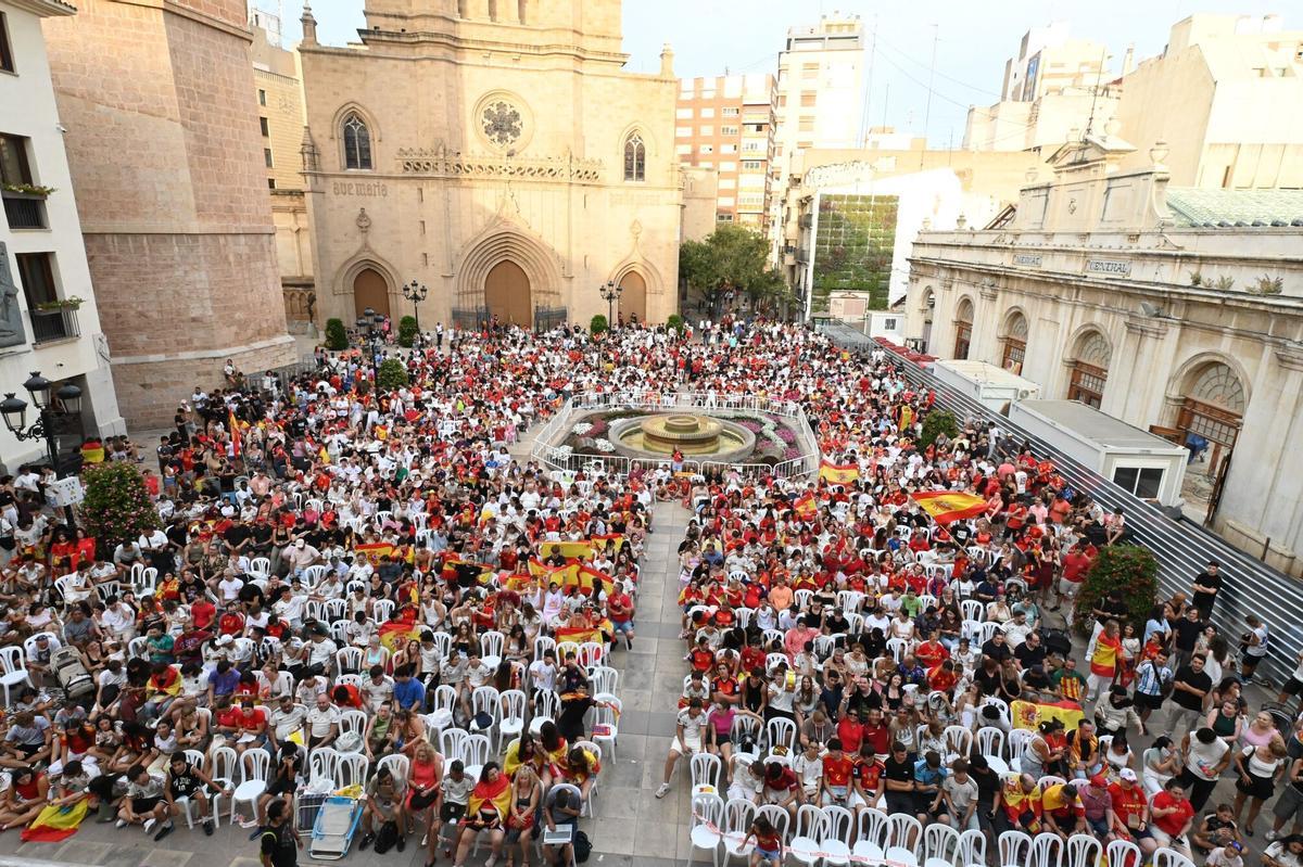 Los aficionados vibran desde la Plaza Mayor. Los aficionados vibran desde la Plaza Mayor.