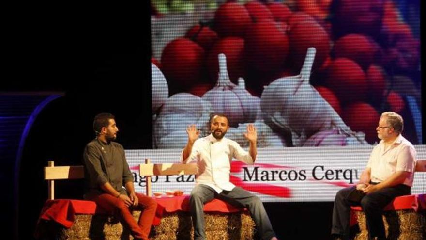 A la izquierda, M. Cerqueira y I. Pazos, de &quot;Abastos 2.0&quot;, en el Teatro Principal de Santiago.  // Óscar Corral