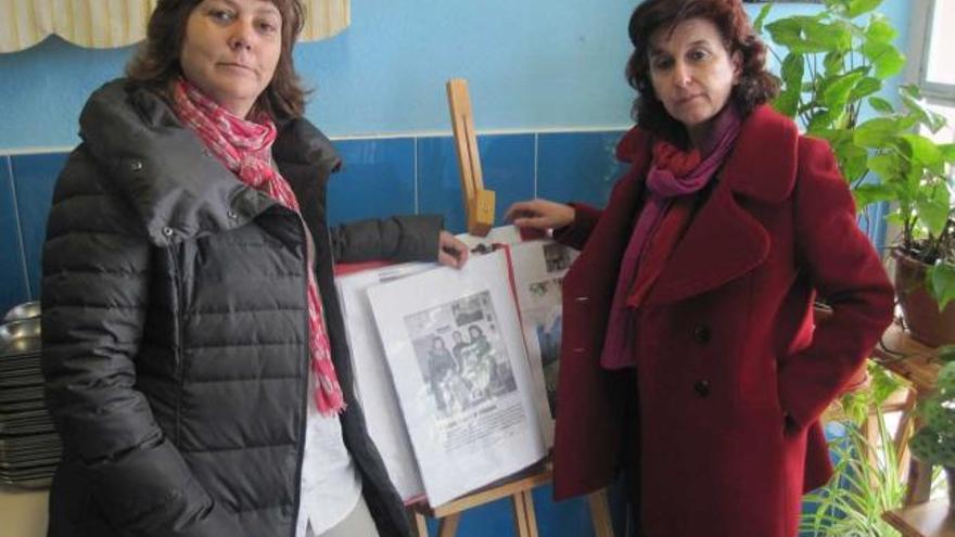 Ángeles Muñiz y Teresa Marcos con un libro elaborado por las internas. | lucas blanco