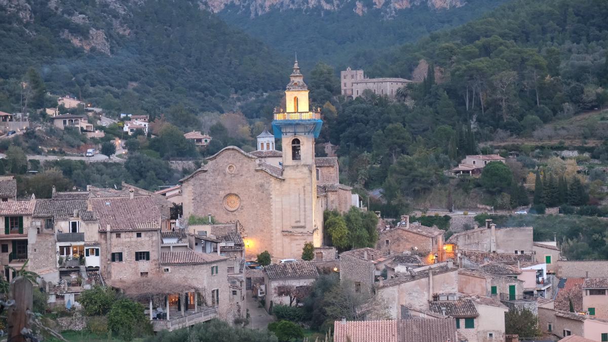 Una vista del municipio de Valldemossa, con la iglesia parroquial de Sant Bartomeu en el centro de la imagen.