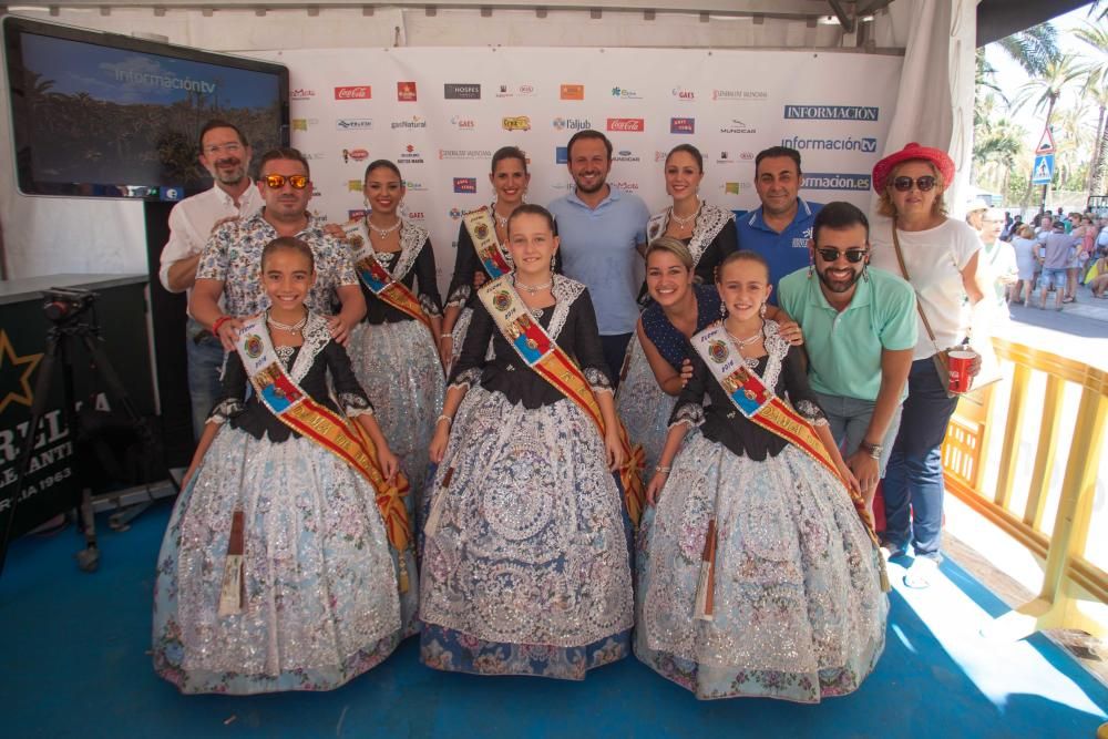 Miembros del PP de Elche, como Antoni Luis Martínez Pujalte, Luis Ángel Mateo y Pablo Ruz; con el presidente de la Gestora de Festejos Populares de Elche, Fernando Jaén; con Ainhoa Martín, Sandra Rodrigo, Inma Meseguer, Marina Bonmatí, Irene Martínez y Natalia Porta, reinas y damas mayores e infantiles de las fiesas de Elche