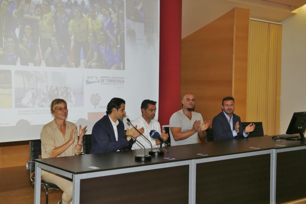 Convenio de patrocinio de Torrevieja Salud del Club Balonmano Mare Nostrum en centro hospitalario con la asistencia de más de 150 deportistas