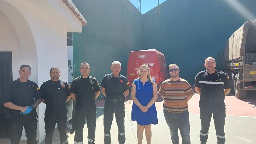 La alcaldesa, Rocío Ibáñez, y el teniente de alcalde Tomás Mínguez, con miembros de la UME.