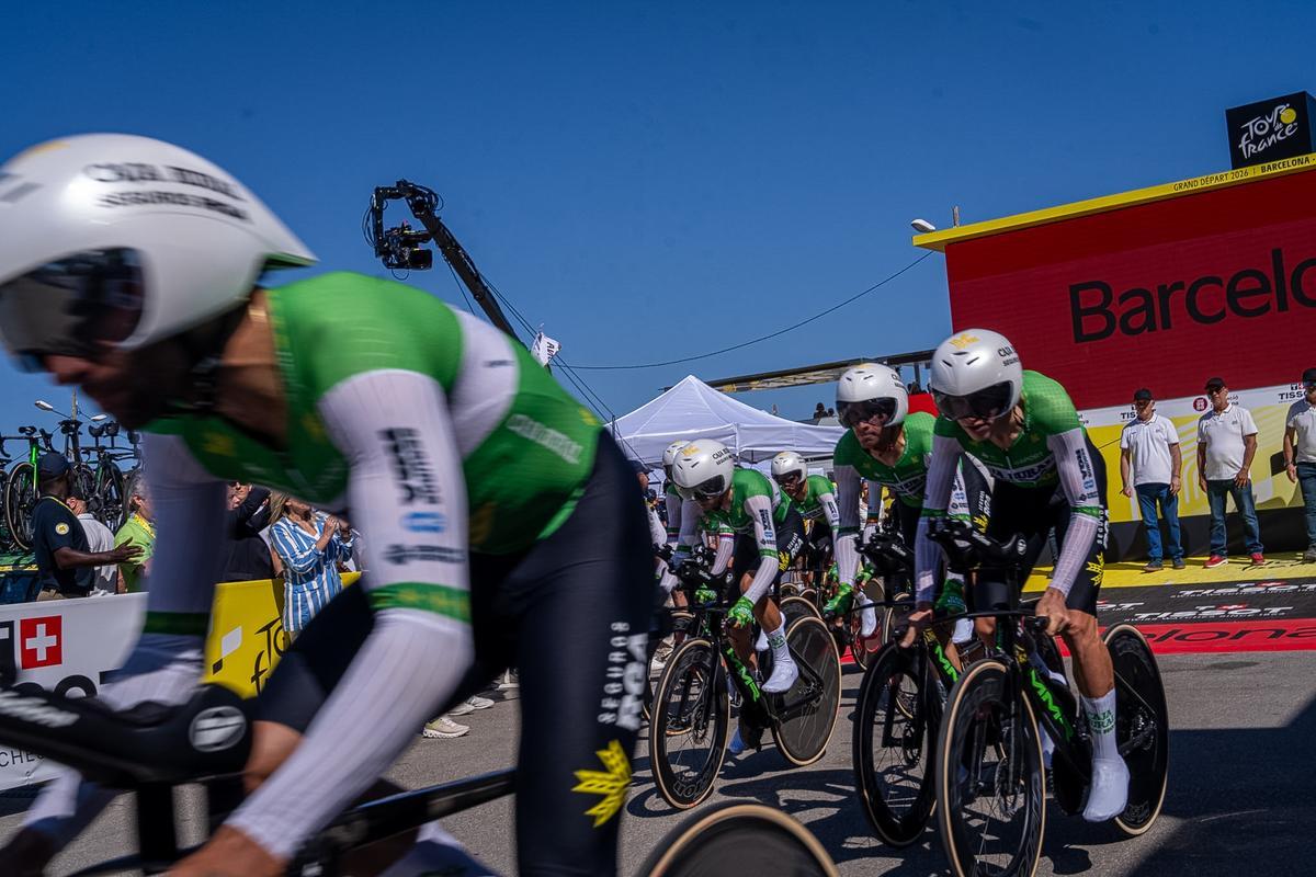 Salida del equipo Caja Rural-Seguros en la crono inicial del Tour 2026