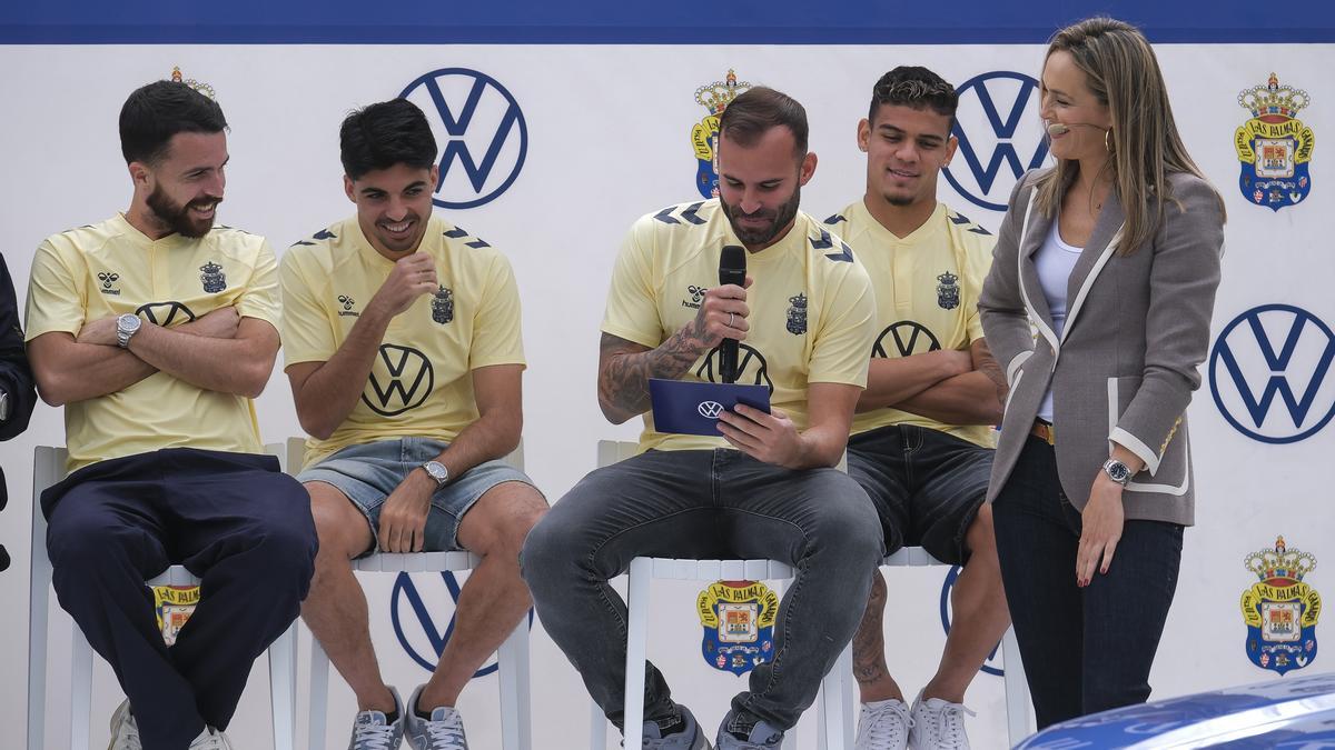 Jesé lee un mensaje del patrocinador, ante Magüi Melián. Detrás, Kirian, Clemente y Cedeño.