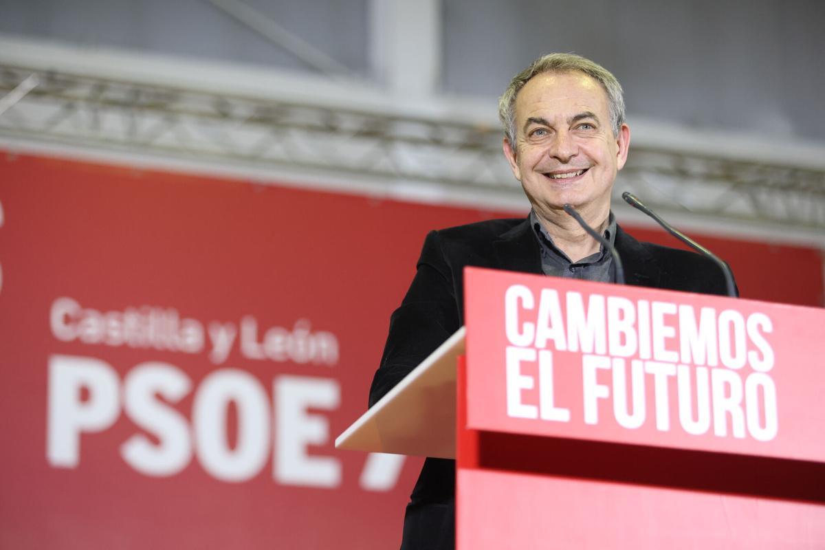 El expresidente del Gobierno José Luis Rodríguez Zapatero, interviene durante un acto público, en el Pabellón Luis Vives de León.