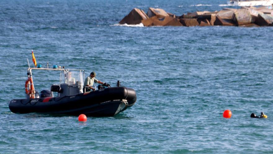 Agents, inspeccionant la zona on s&#039;ha trobat l&#039;objecte