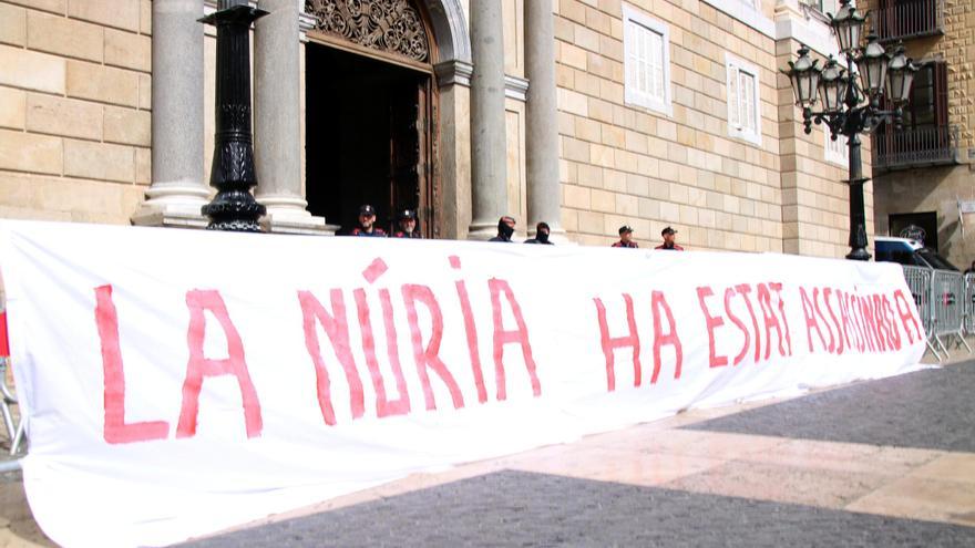 Representants dels sindicats de presons es reuneixen amb Vilagrà a Palau després de la concentració a Sant Jaume