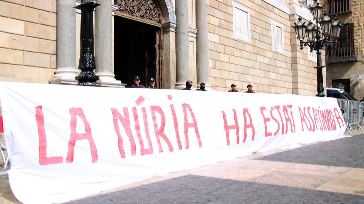 Una pancarta a les portes de la Generalitat recorda l'assassinat de la cuinera a la presó de Mas d'Enric