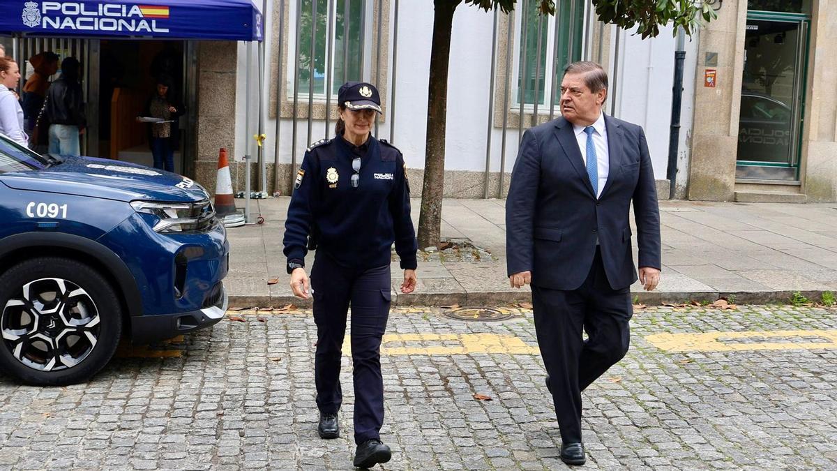 La comisaria de Santiago, Nuria Palacios, y el subdelegado del Gobierno en A Coruña, Julio Abalde, este jueves.