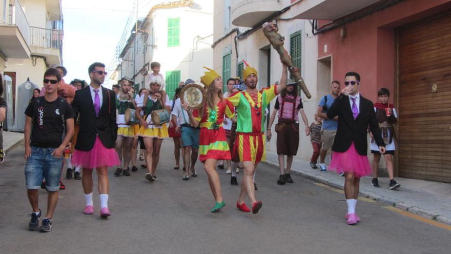 Miles de jóvenes disfrutan del Carnaval d&#039;estiu de Campanet