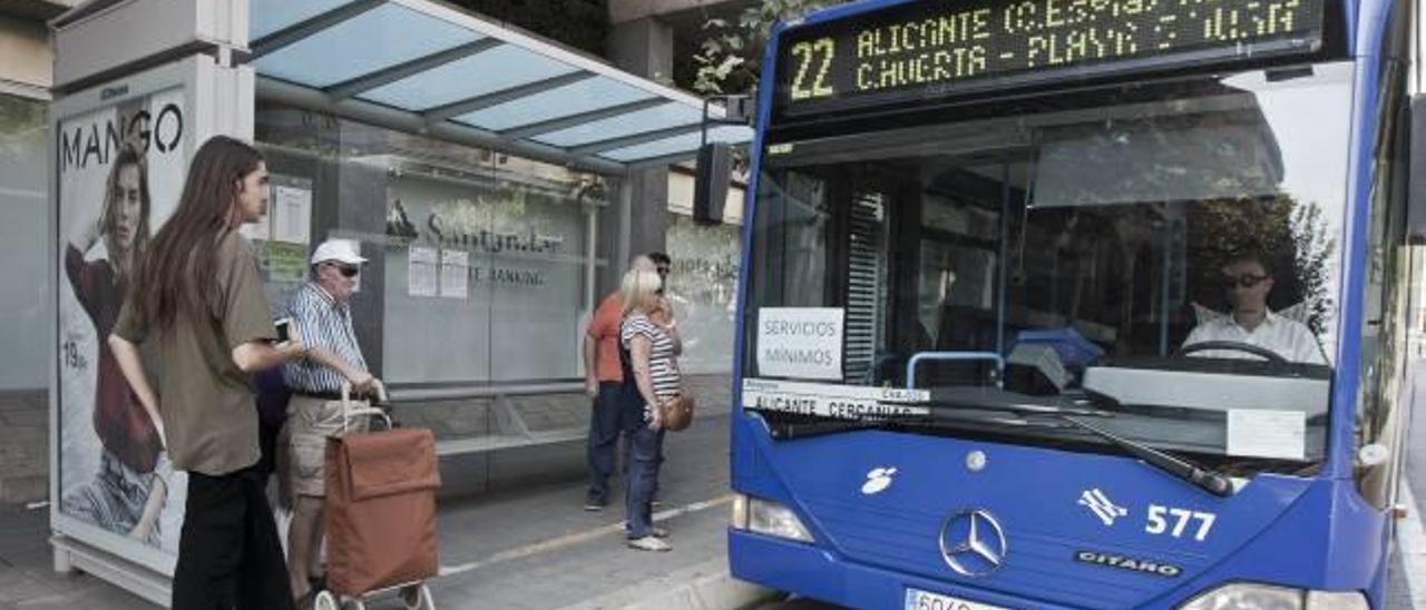 Uno de los autobuses que formaba parte de la flota de los servicios mínimos estaciona ante una parada.