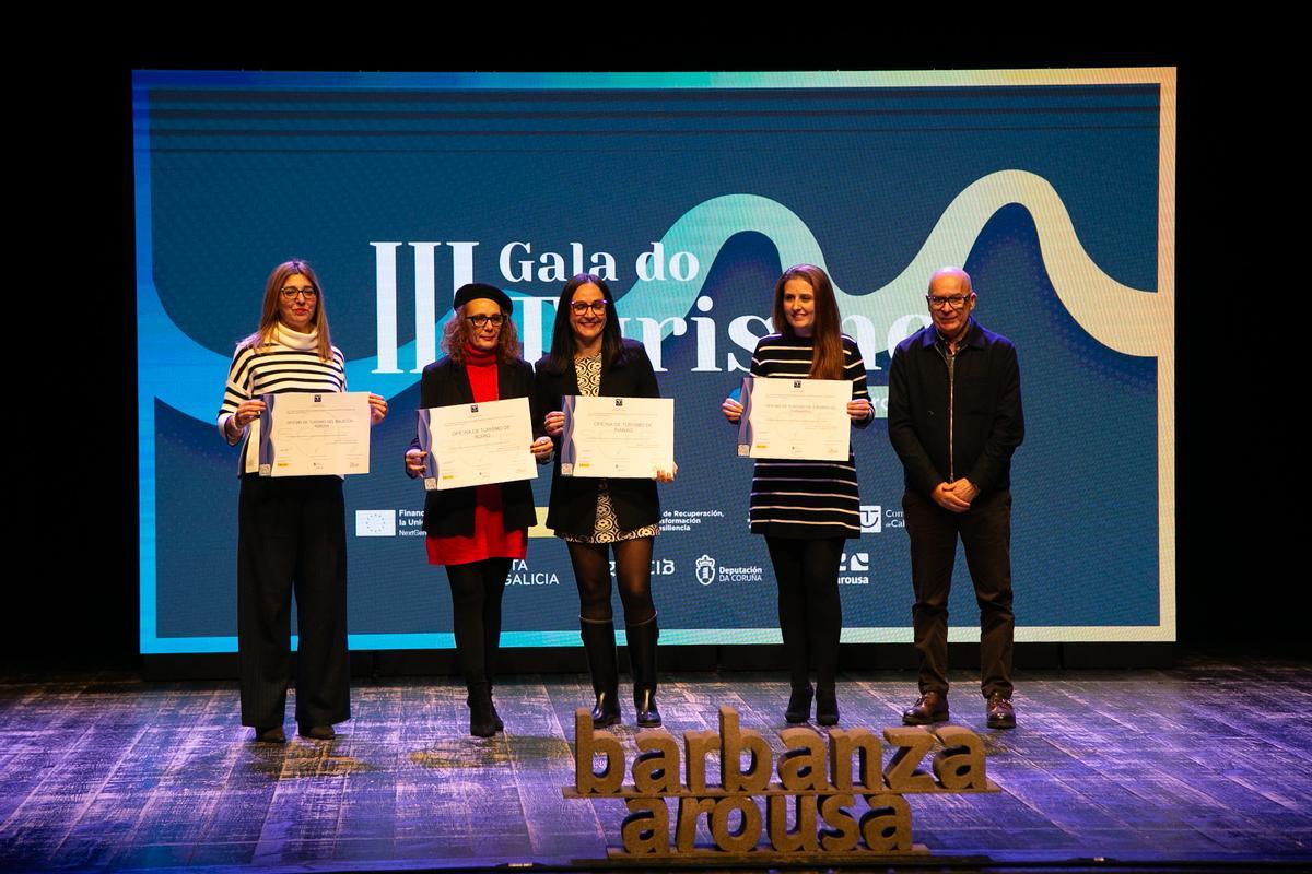 Responsables de varios establecementos que acadaron o distintivo SICTED con Xosé Regueira.