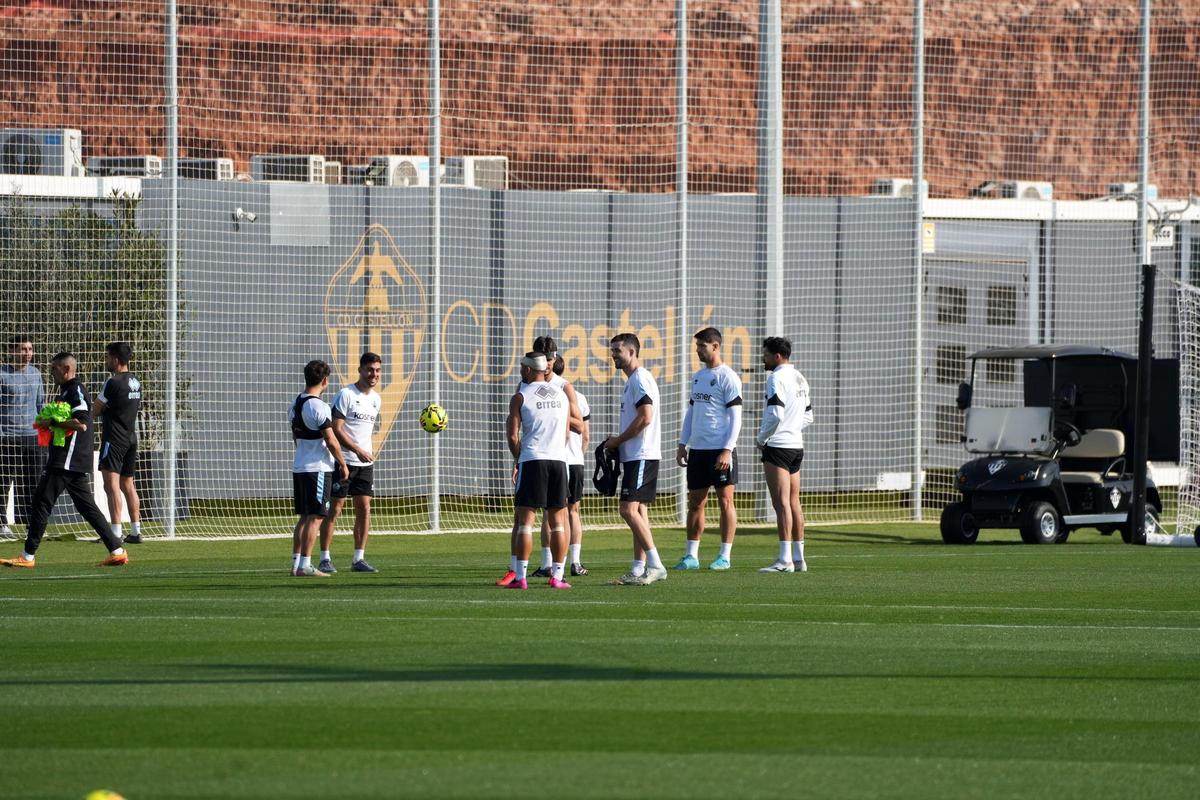 Entrenamiento en la ciudad deportiva Globeenergy, con el 'carrito-pantalla' preparado.