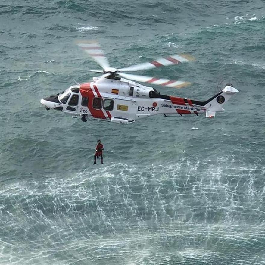 Así ha sido el espectacular rescate de dos jóvenes en Bahía Azul