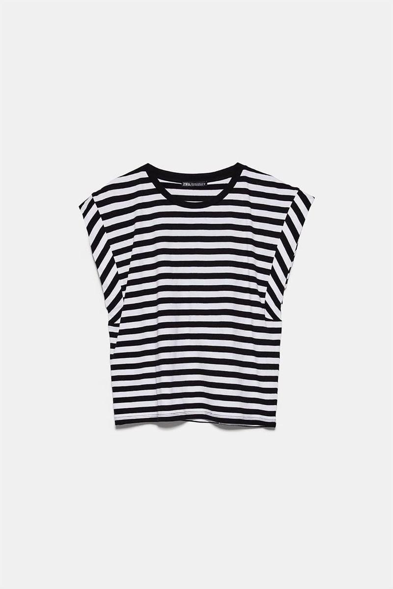 Camiseta con sisa a rayas de Zara. (Precio: 5,95 euros)