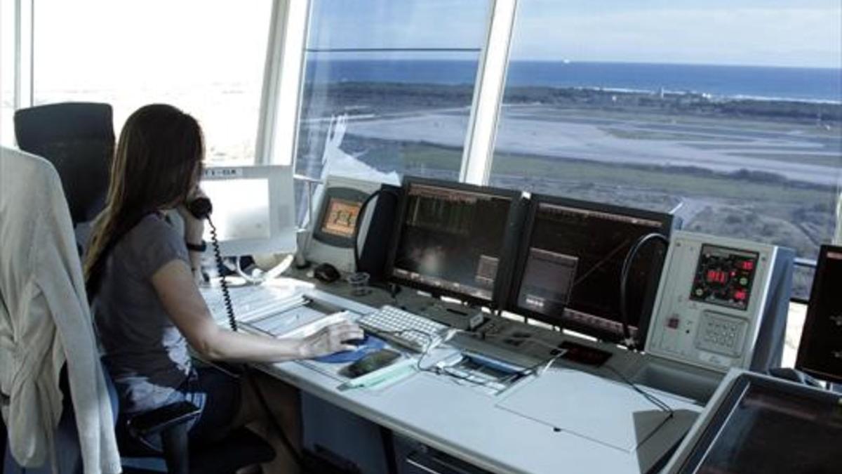 Una controladora en la torre del aeropuerto de El Prat.