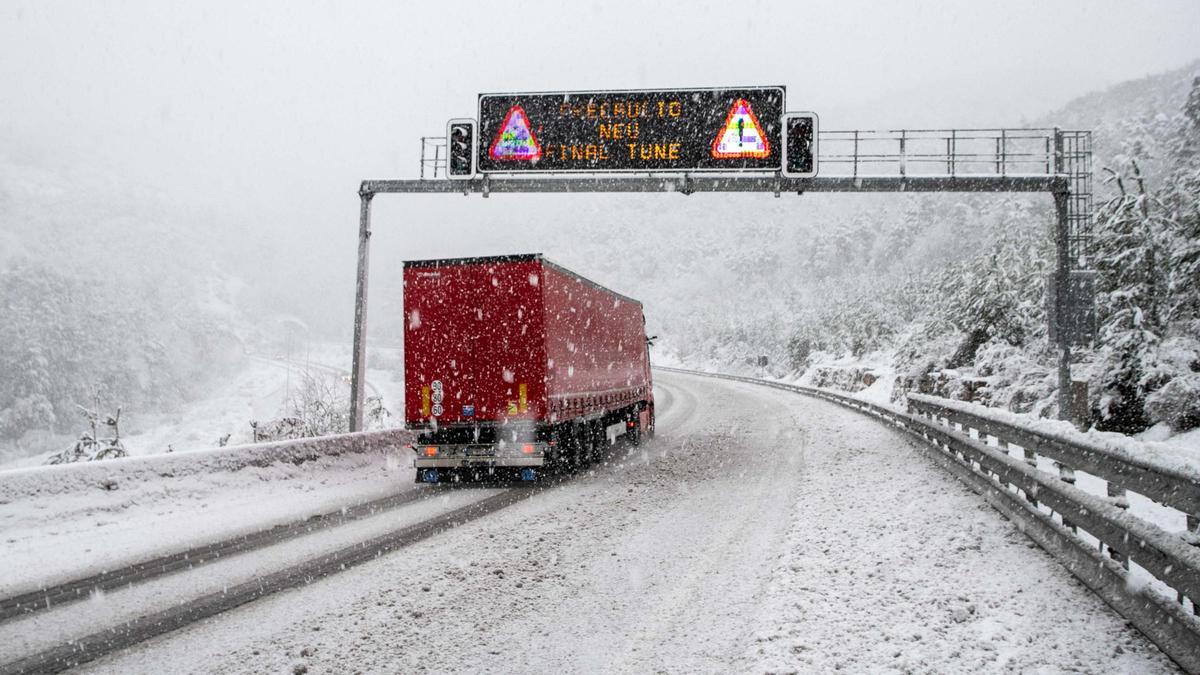 Nieve en la carretera, en el término municipal de Vic (Osona), en febrero del año pasado.