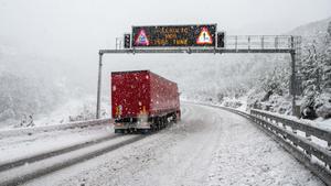 Nieve en la carretera, en el término municipal de Vic (Osona), en febrero del año pasado.